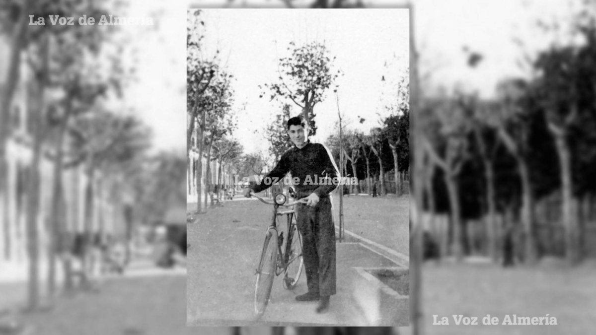 Claudio Pimentel, hijo de peluquero y empleado de banco, en sus años de juventud, cuando subía por el Bulevar del Paseo con su bicicleta de barra.