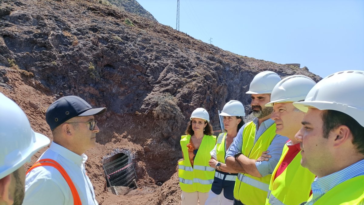 Explicaciones de las obras al consejero. Al fondo, el túnel del canal destruido