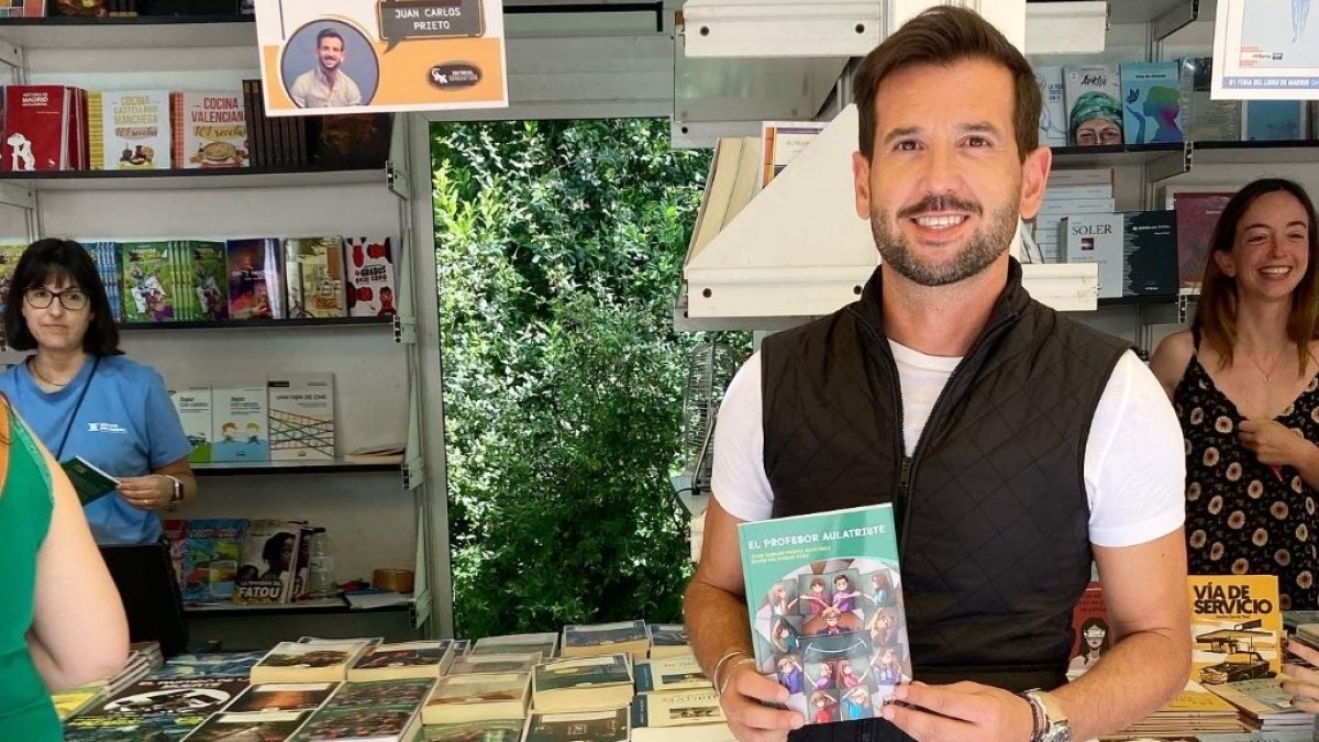 Juan Carlos Prieto, con su último libro.