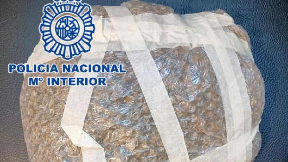 Bolsa de marihuana hallada al detenido.