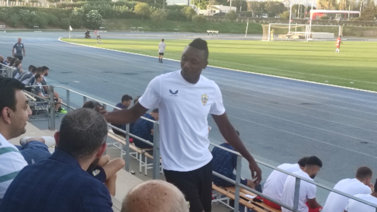 Sadiq saluda a Mohamed Adel en presencia de Mohamed El Assy.