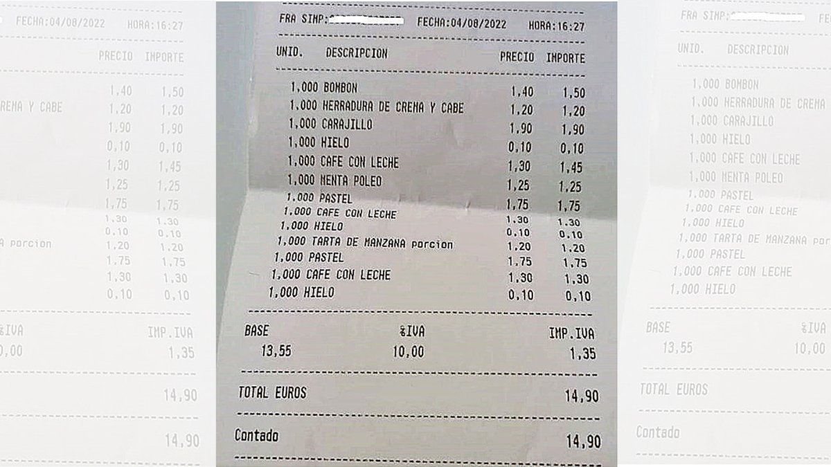 Tique de una cafetería almeriense con un suplemento por el hielo.