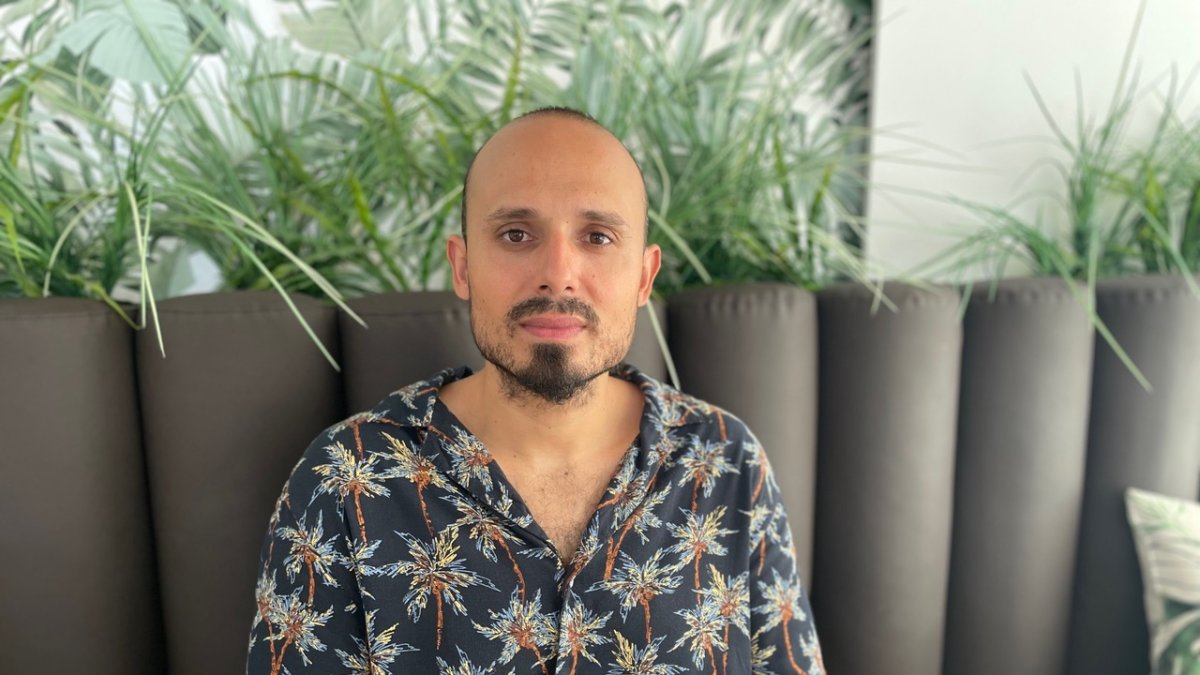 Cristo Heredia posa durante la entrevista.