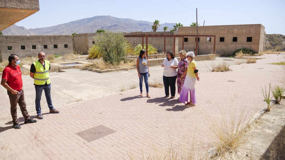 La alcaldesa y la diputada del PFEA comprueban los resultados.