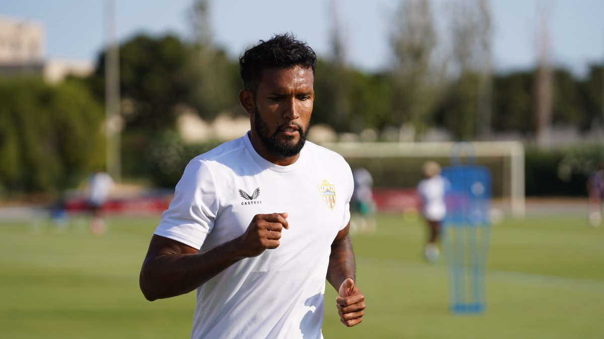 Dyego Sousa en el campo Anexo del Power Horse Stradium.