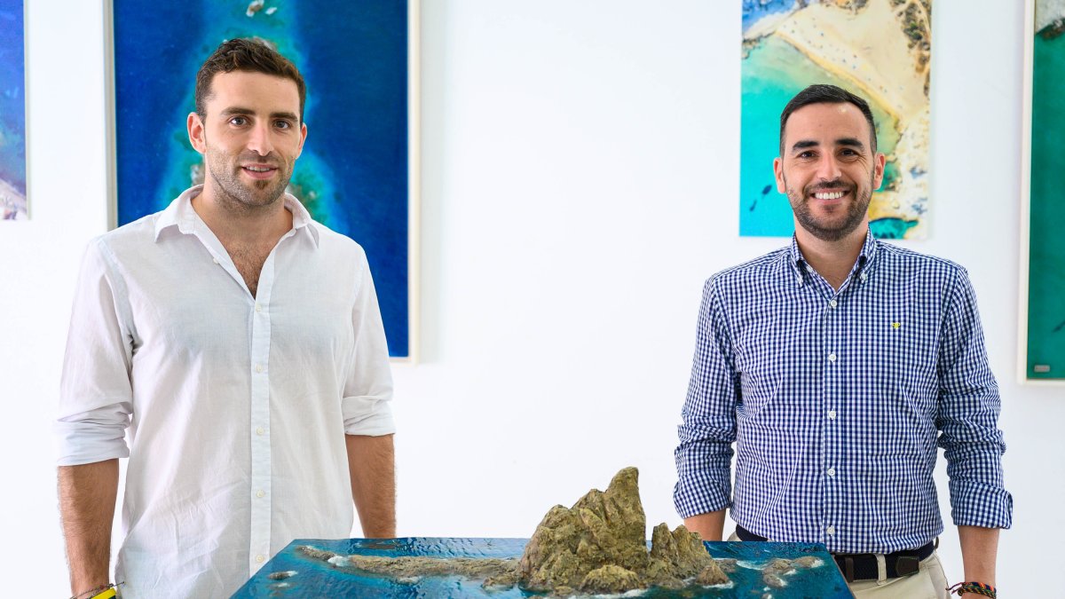 El artista Litoris Pictor y el concejal Carlos Sánchez, frente a una de las piezas de la exposición.