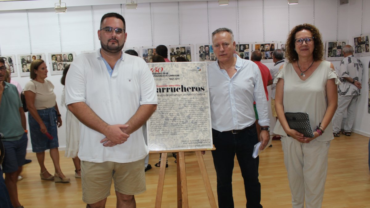 Manuel León con el edil de Cultura, Ángel Capel, y con la alcaldesa, María López, ante el cartel de la exposición.