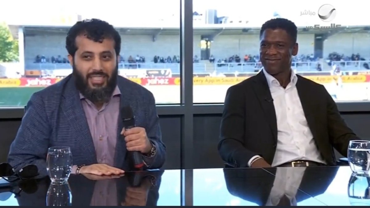 Turki con Clarence Seedorf de comentarista.