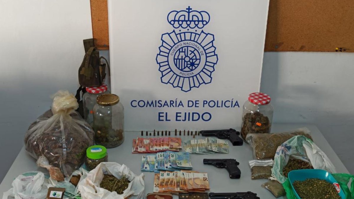 Droga y armas encontradas en el punto de venta de droga.