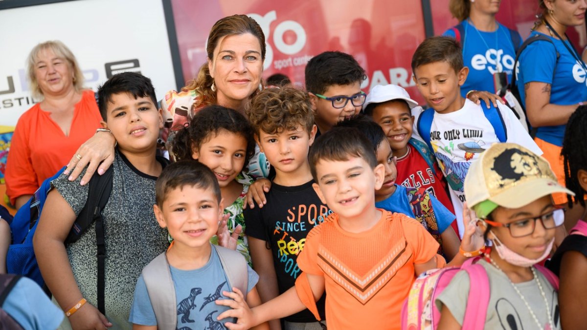 Visita de la concejala a los niños de la nueva escuela.