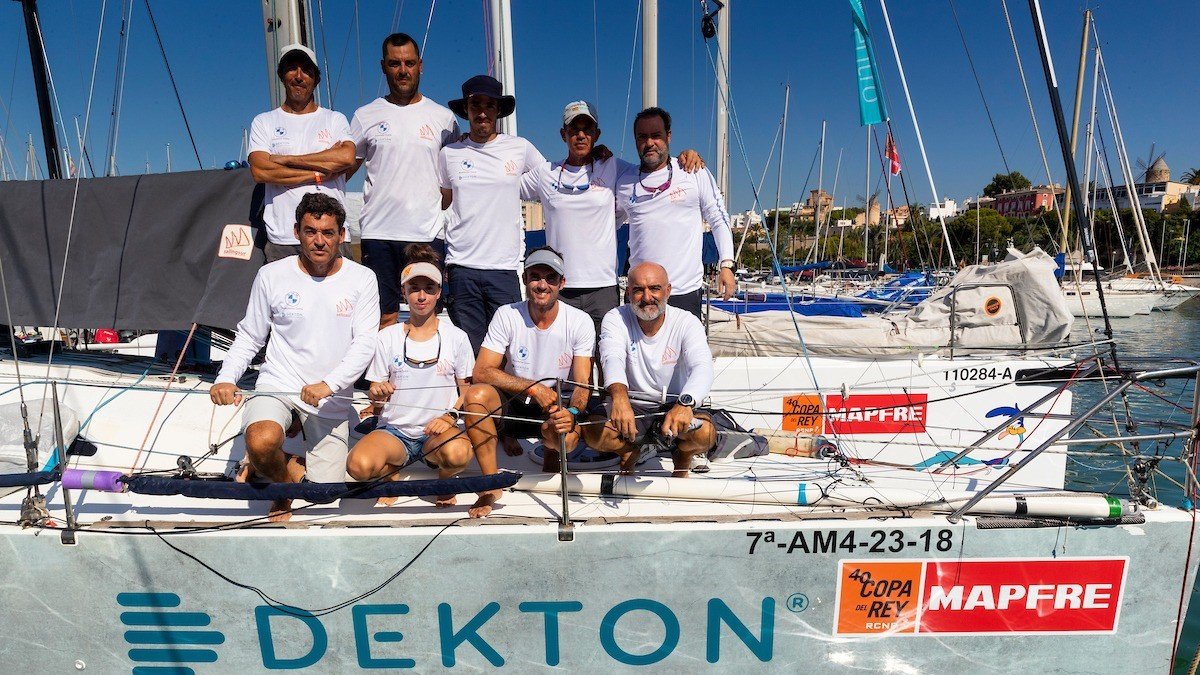 La tripulación posa tras una gran competición.