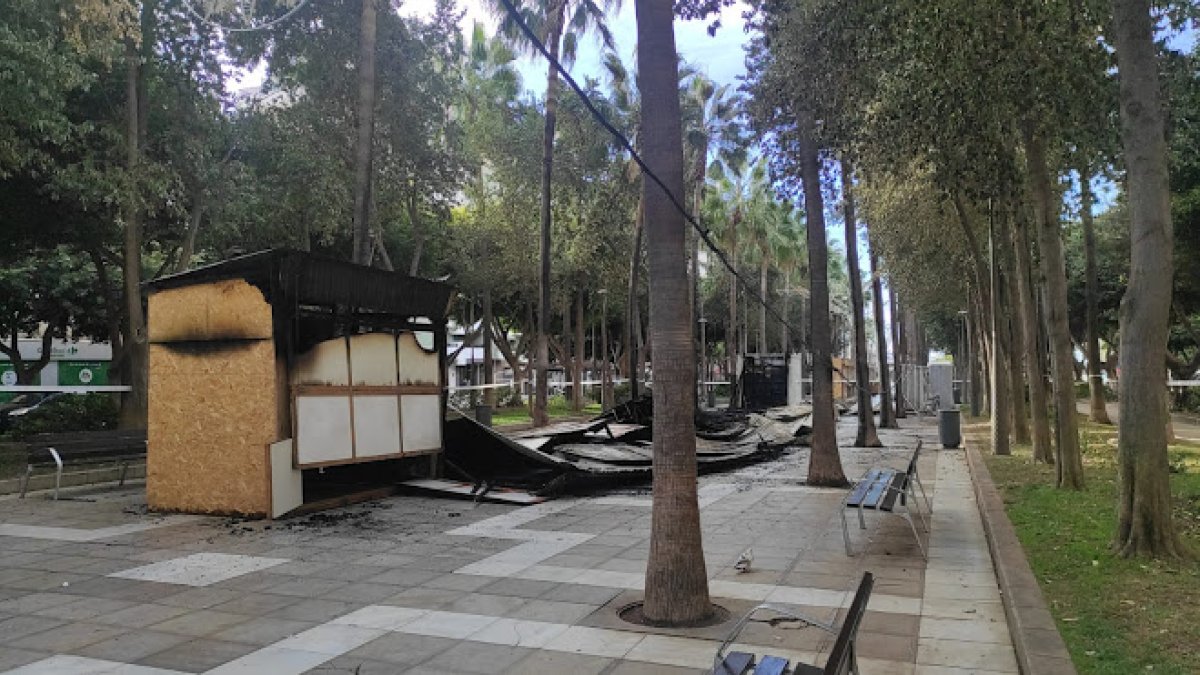 Vista de las casetas del pasado año después del incendio de siete de ellas