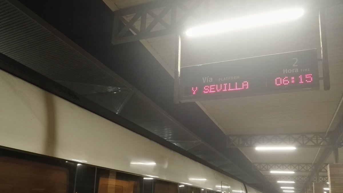 Un tren, antes de circular hacia Granada.