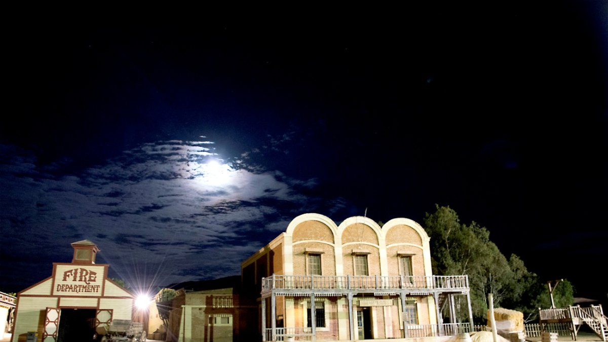 Más de 400 personas disfrutan de la primera \'Noche en el Desierto\' de Oasys Minihollywood.