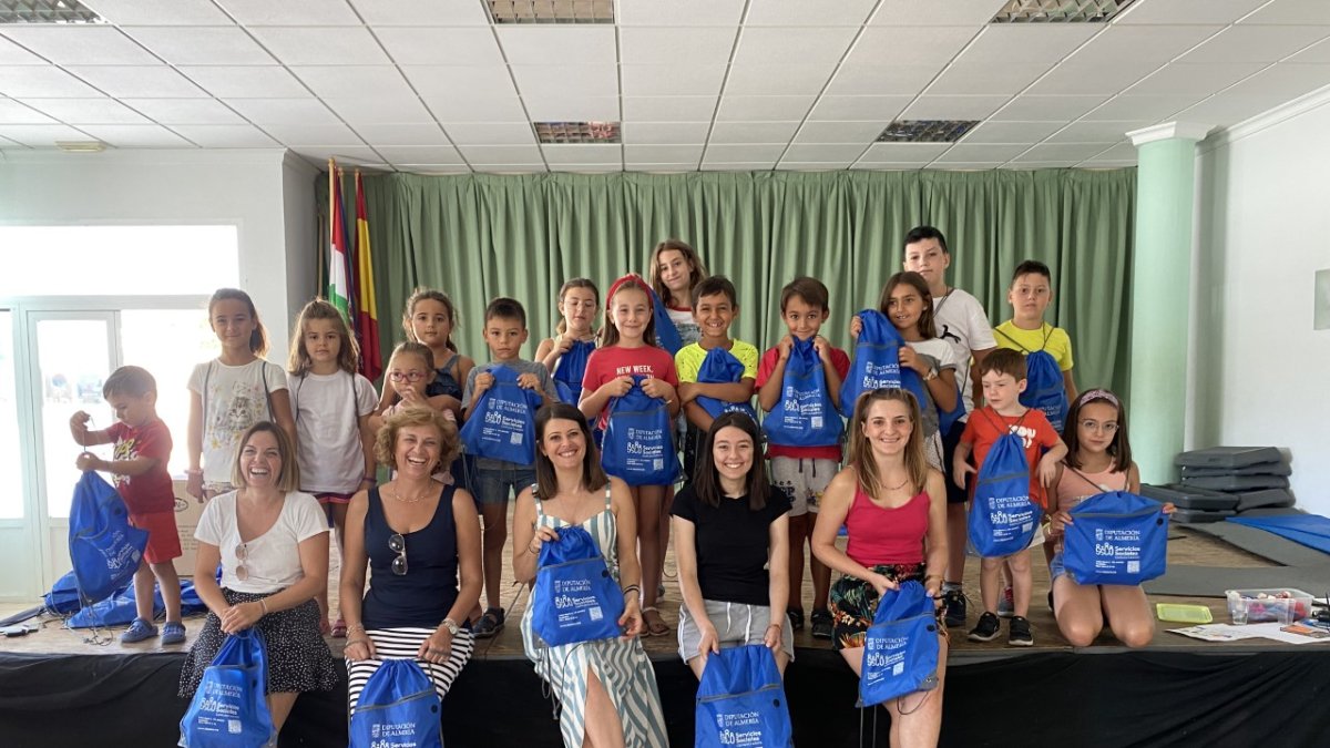 Diputada y concejala del Ayuntamiento durante la entrega de obsequios al alumnado.