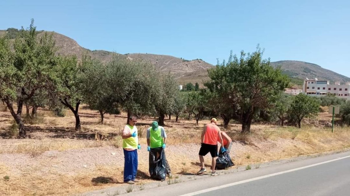 Usuarios de NOESSO colaborando en la limpieza de Laujar de Andarax.