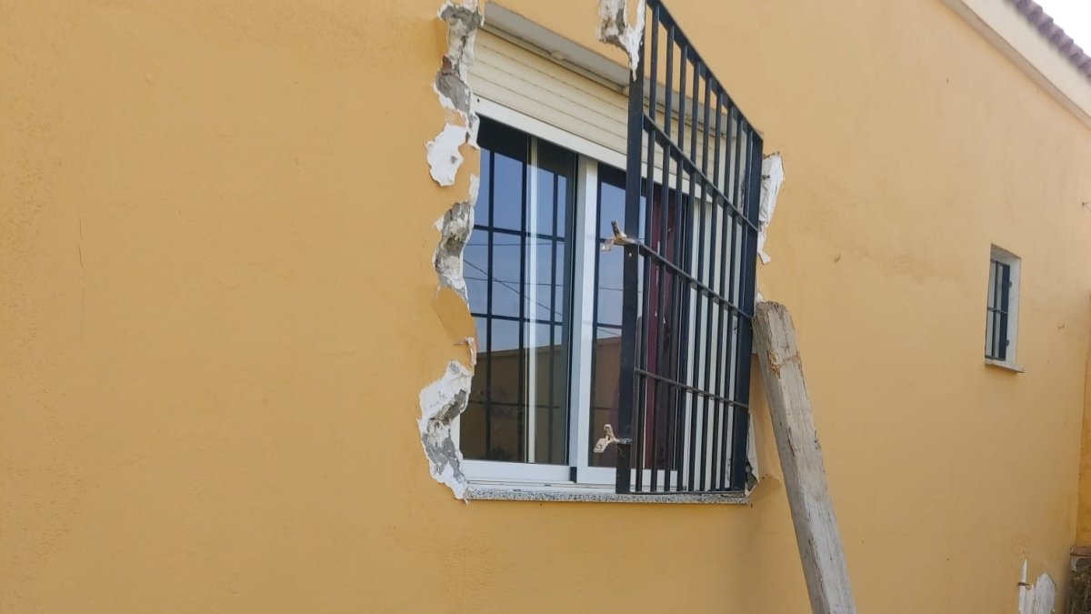 Los ladrones arrancaron la reja de cuajo para robar este lunes.