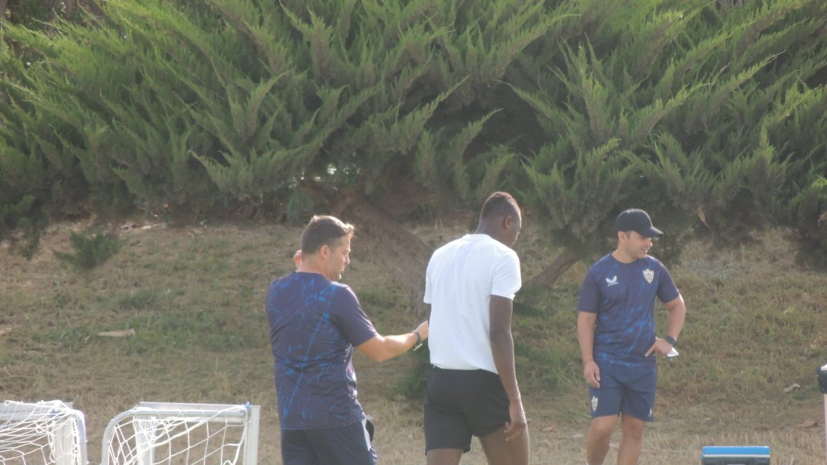 Sadiq, rumbo a la banda del Anexo este miércoles.