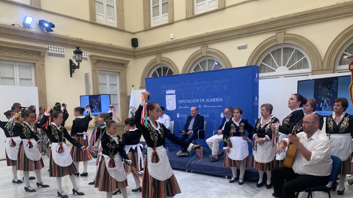 El grupo de baile La Garita en la presentación del Festival de Música Tradicional de La Alpujarra.