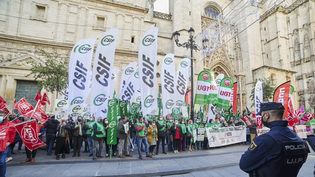 Manifestación de sindicatos frente a la sede del SAS en 2021.