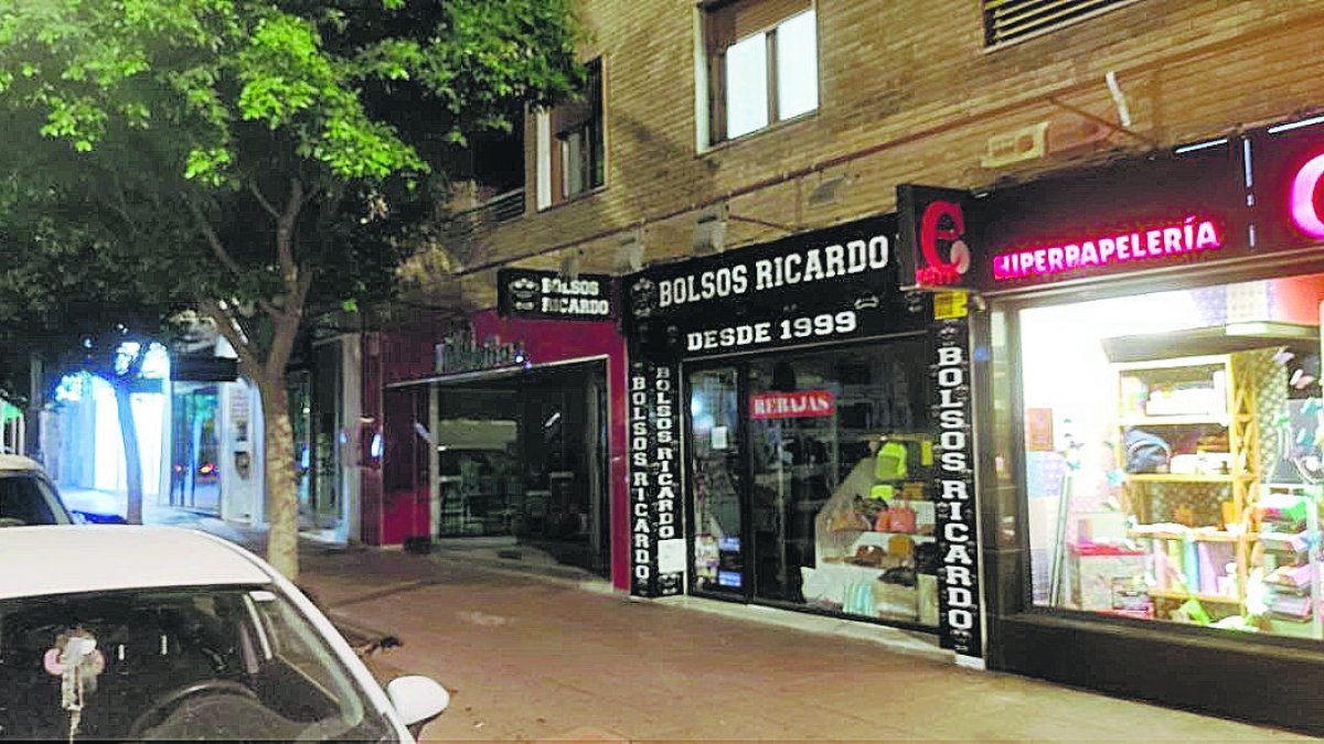 Disparidad en los comercios con su iluminación