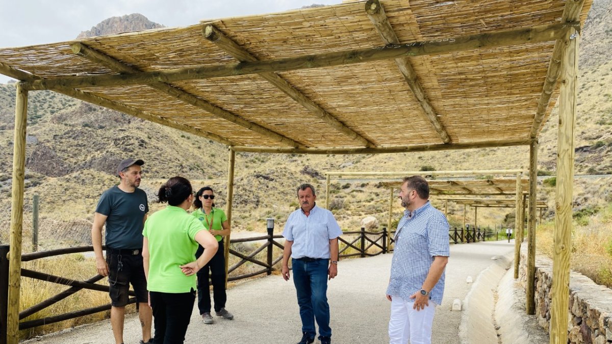 Momento de la visita en el exterior de la Geoda de Pulpí.