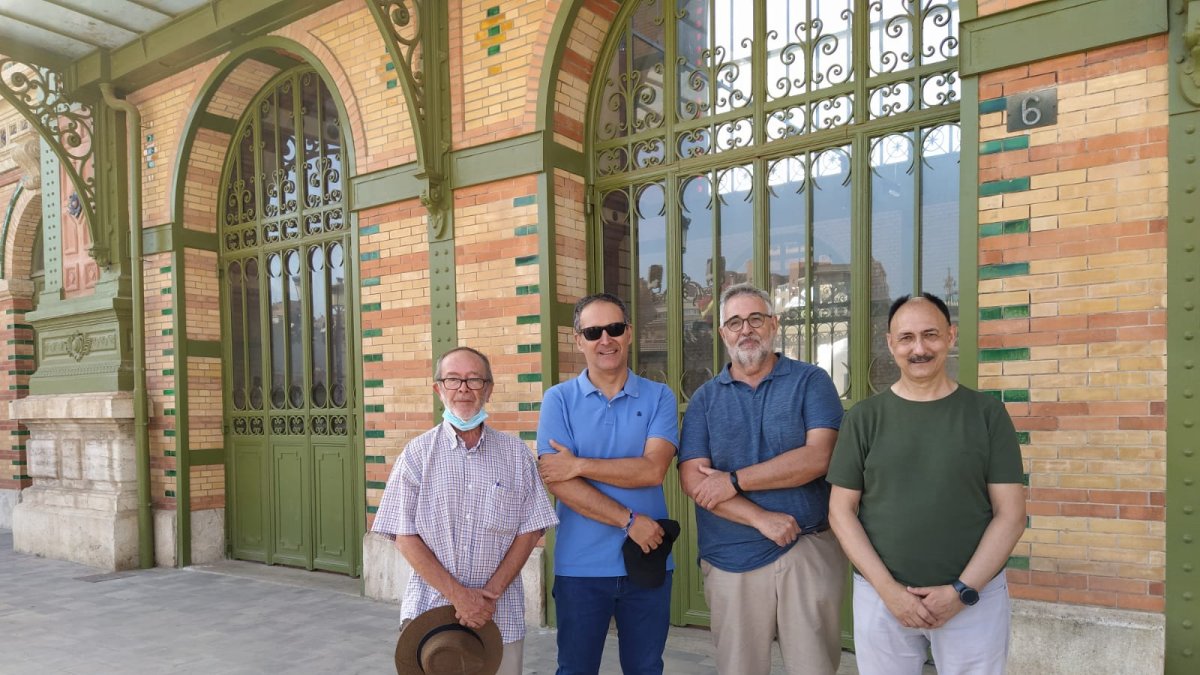 Los comparecientes, en un acto junto a la vieja estación de tren.