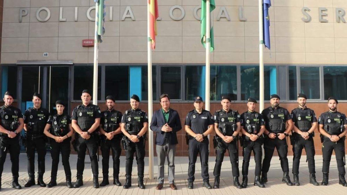 Los agentes del GOAP junto al alcalde de El Ejido, Francisco Góngora.