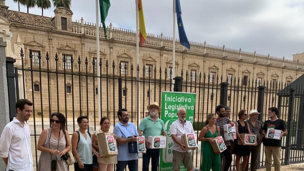 Miembros de la Comisión Iniciativa Legislativa Popular posan ante el Parlamento.