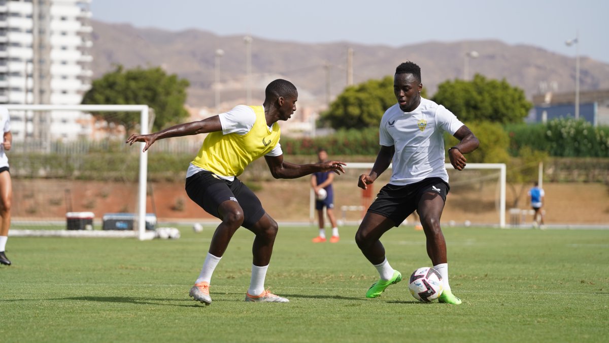 Appiah con Mendes en el Anexo del Power Horse Stadium.