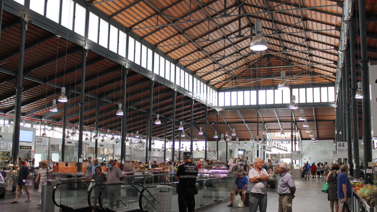 El Mercado Central, en hora punta, durante el día de ayer.