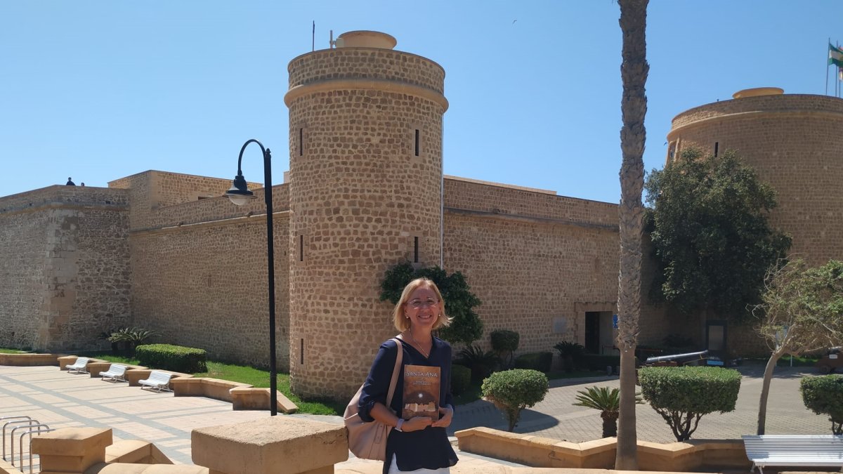 María José López Carmona, con ‘Santa Ana’ frente al castillo homónimo.