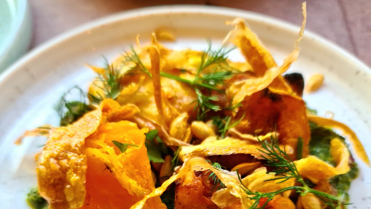 Calabaza al horno con salsa zhoug.