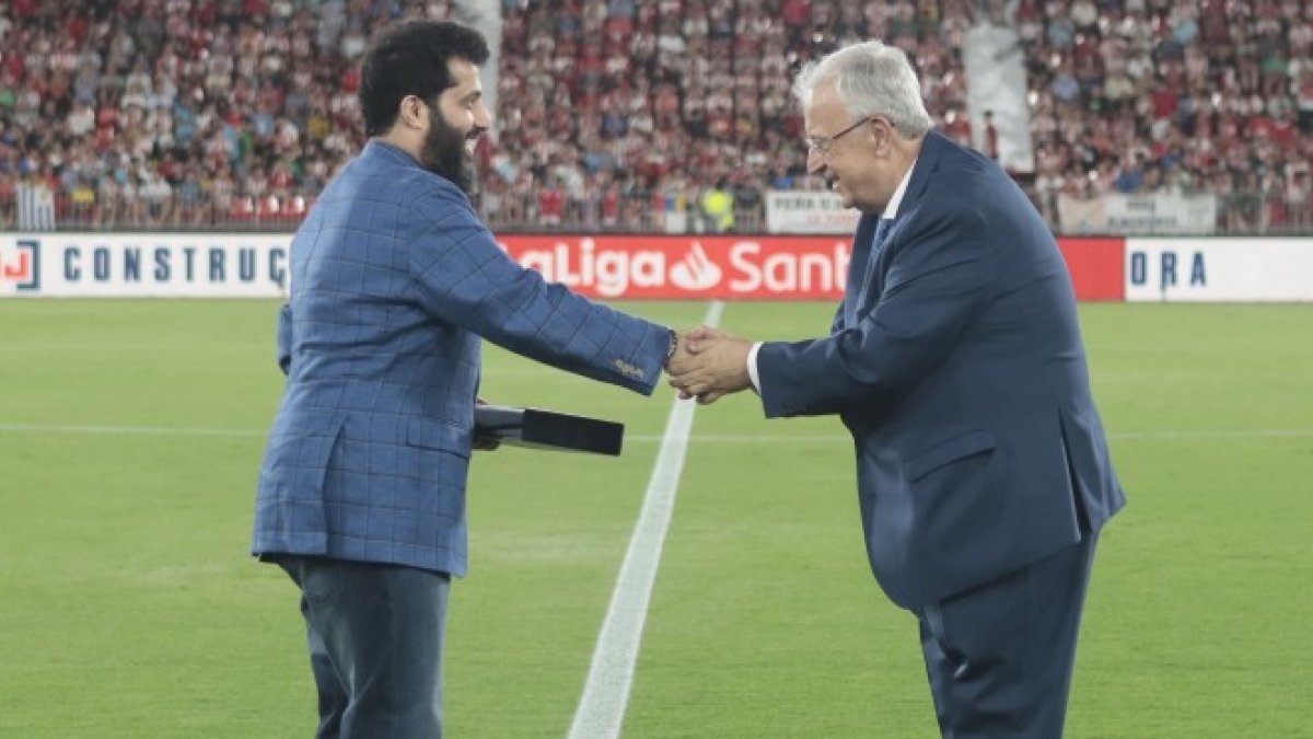 Turki recibe de Blanes un regalo que no tiene precio.