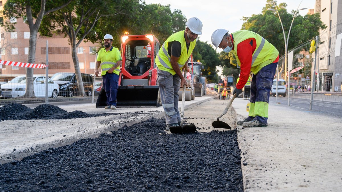 Trabajadores asfaltando en las obras de la tubería