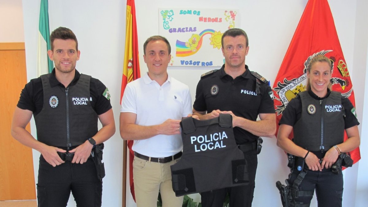 Entrega por el concejal de Seguridad Ciudadana, Alfonso García, al jefe de la Policía Local de Vera, Andrés Magaña.