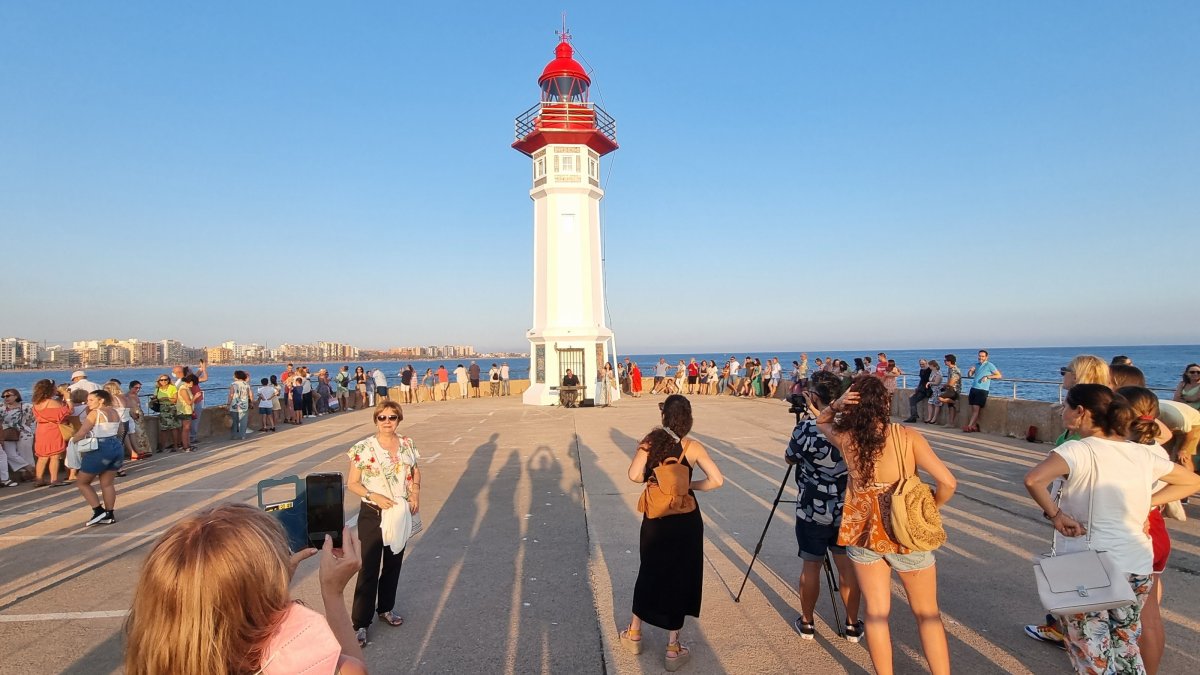 El faro del Puerto de Almería, donde se disfruta de un espectacular atardecer.