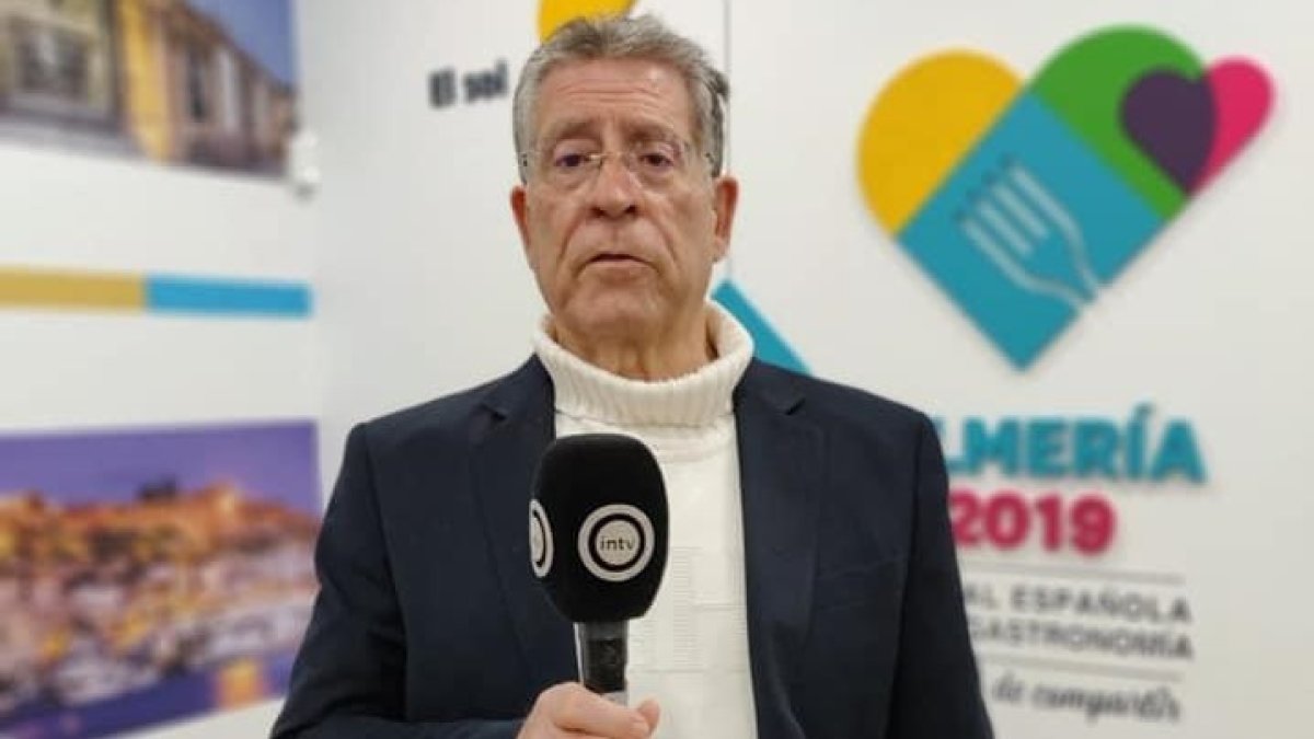 Juan Domínguez, ante las cámaras de Interalmería TV.