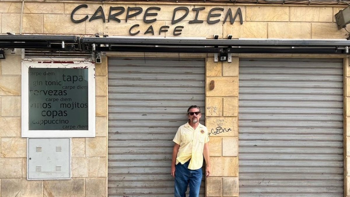 Ethan Hawke, frente a la cafetería almeriense Carpe Diem.