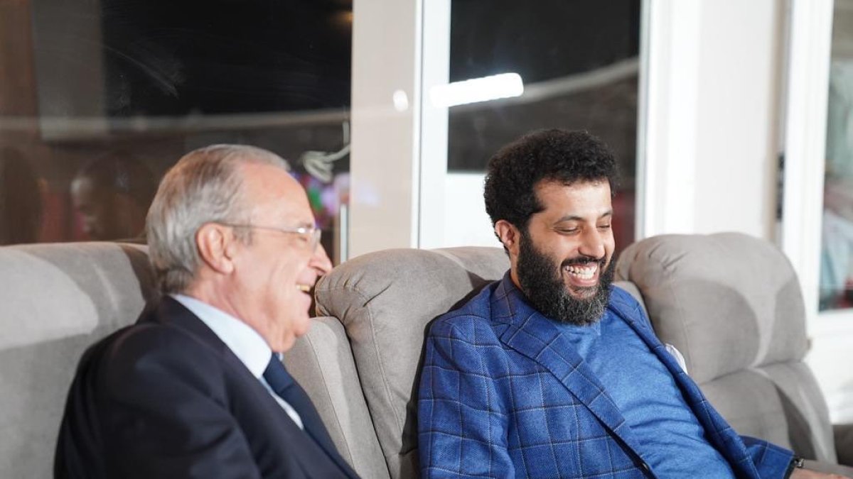 Florentino Pérez con Turki en los sillones del nuevo palco.