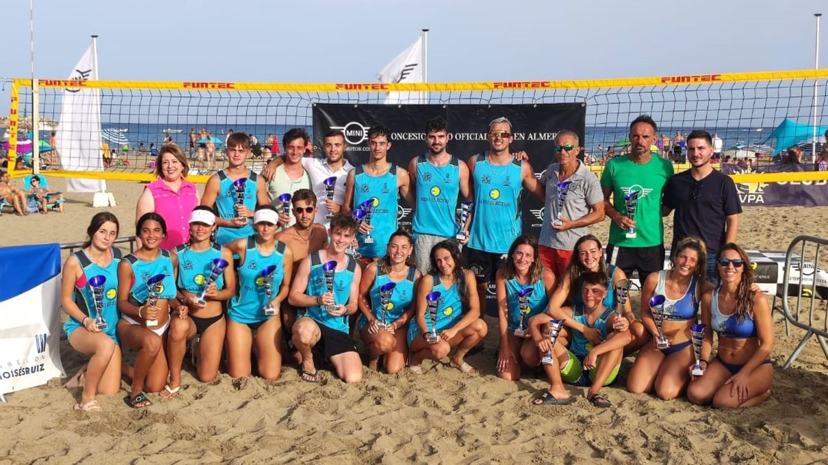 Los campeones posando en la playa de San José.