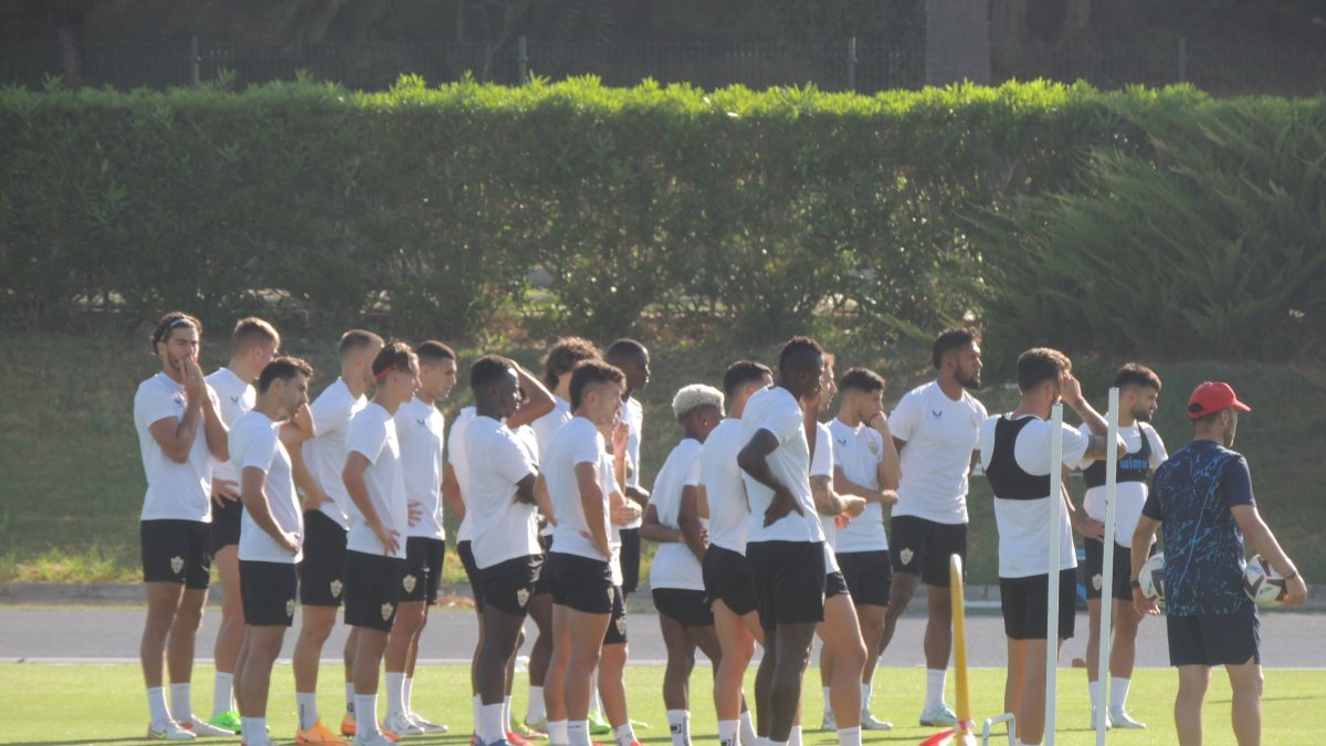 La plantilla lista para iniciar la sesión después de la charla de Rubi.