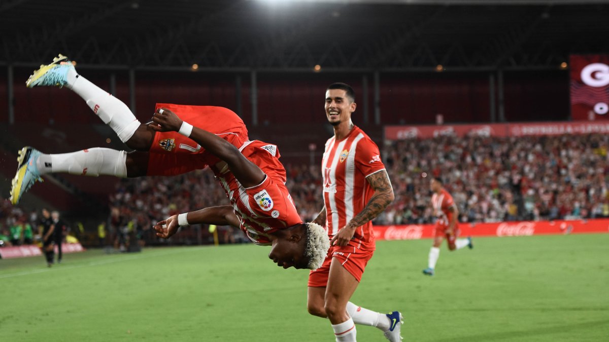 Largie Ramazani volando tras marcar el primer gol de la Liga al Real Madrid.