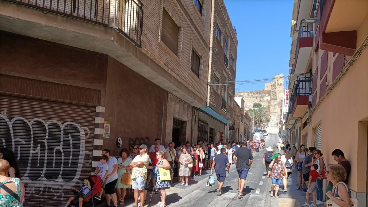 La cola que llegaba hasta la calle Antonio Vico para conseguir los abanicos.