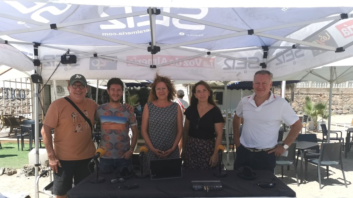 Los invitados al ‘Hoy por Hoy ’ junto al periodista Guillermo Mirón en el ‘stand’ de la SER situado en las instalaciones del ‘Náutico Lo