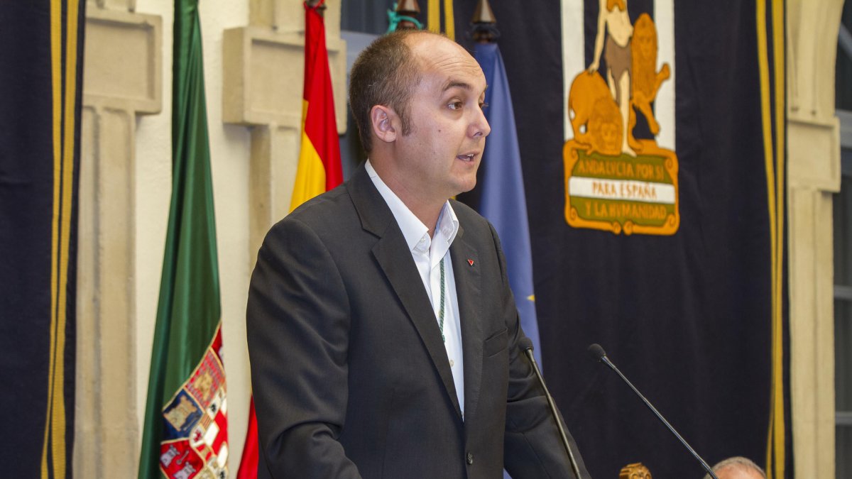 Yakubiuk en un pleno de la Diputación provincial, con Gabriel Amat al fondo.