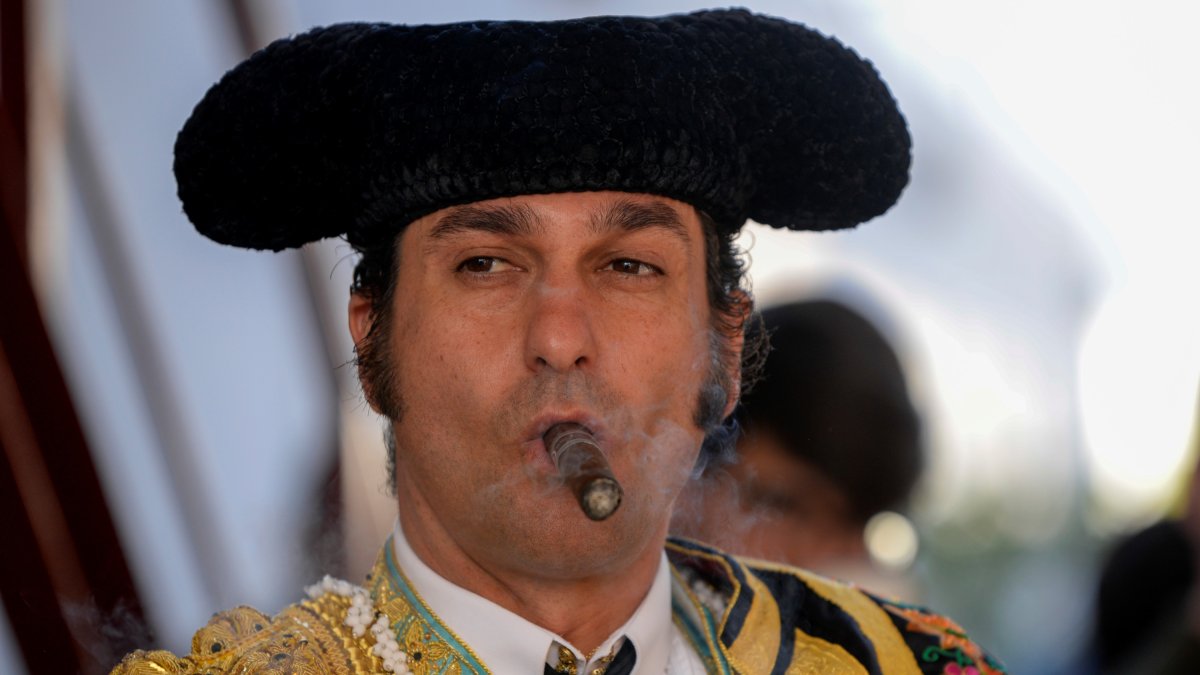 Morante fumando antes del paseíllo: los toros corren el riesgo de sucumbir en la banalización.