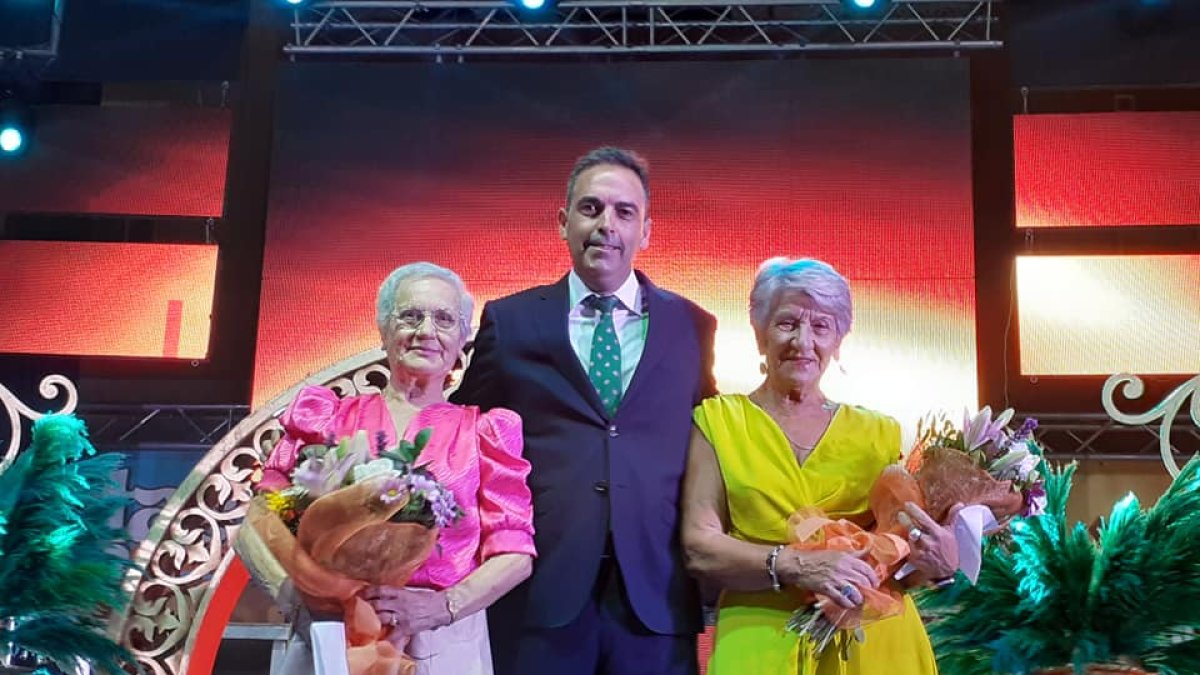 El alcalde de Antas Pedro Ridao, junto a dos de las costureras homenajeadas.