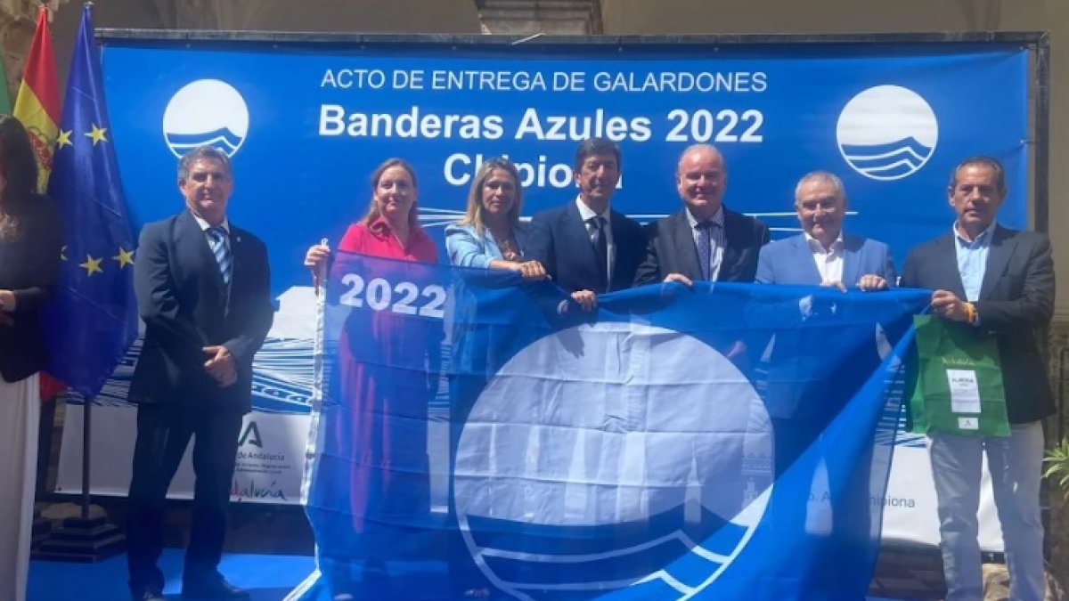 Imagen de archivo de las autoridades hacen entrega de la Bandera Azul a El Playazo en Vera.