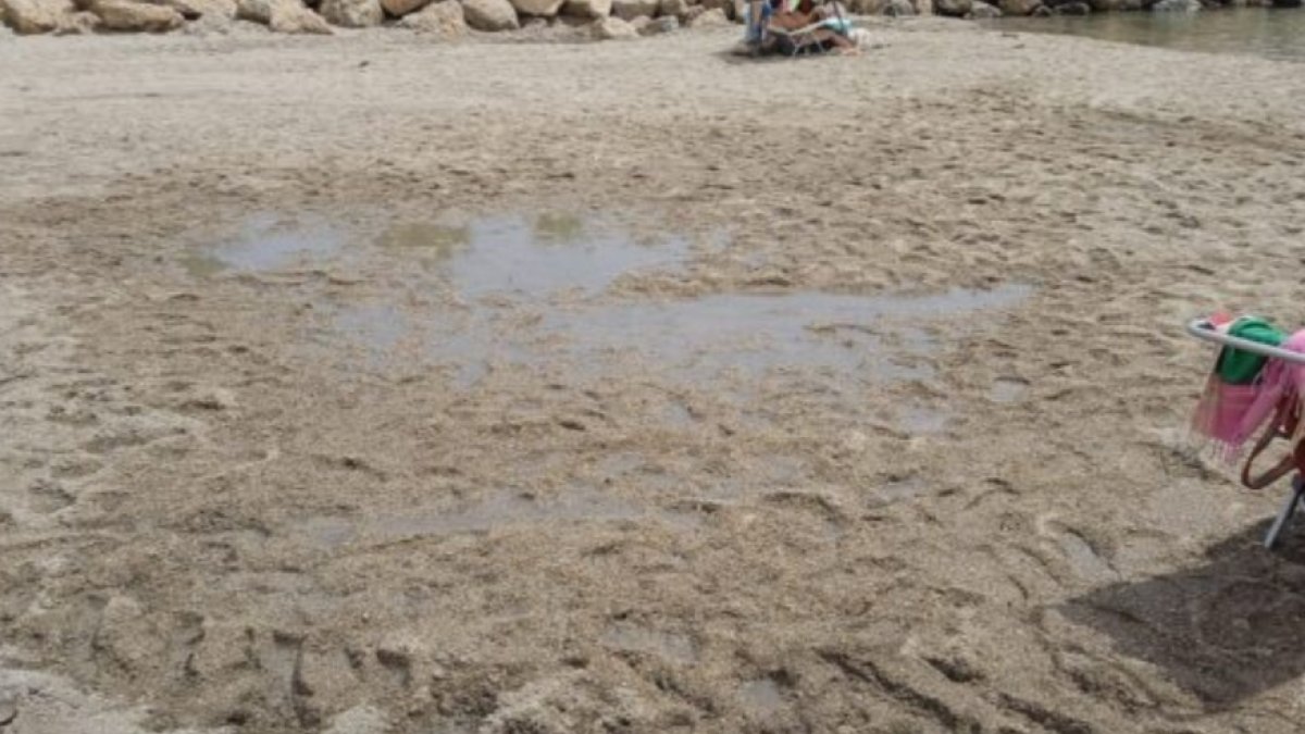 El agua estancada es debido a las mareas, según Hidralia.